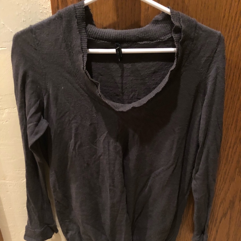 Women’s scoop neck light sweater/long sleeve